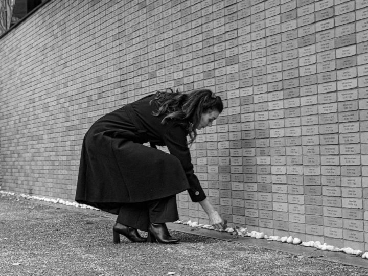 Lied Anne Frank gezongen bij het Holocaust Namenmonument in Amsterdam